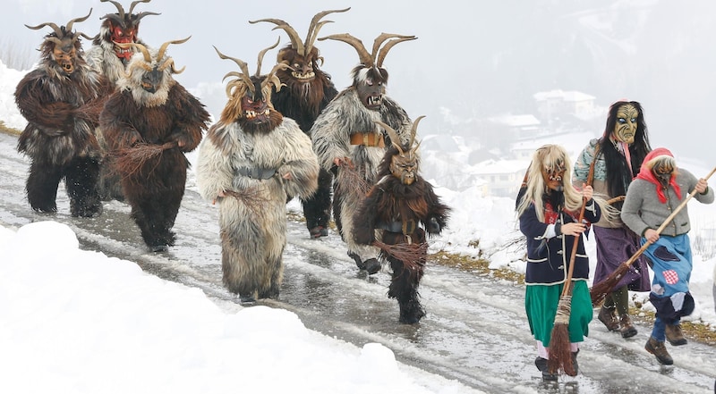 The Perchten represent winter and summer, darkness and light. (Bild: Gerhard Schiel)