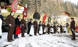 Nur alle zehn Jahre kommen die Goldegger Perchten zu den jeweiligen Bauernhöfen
