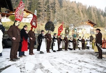 Nur alle zehn Jahre kommen die Goldegger Perchten zu den jeweiligen Bauernhöfen