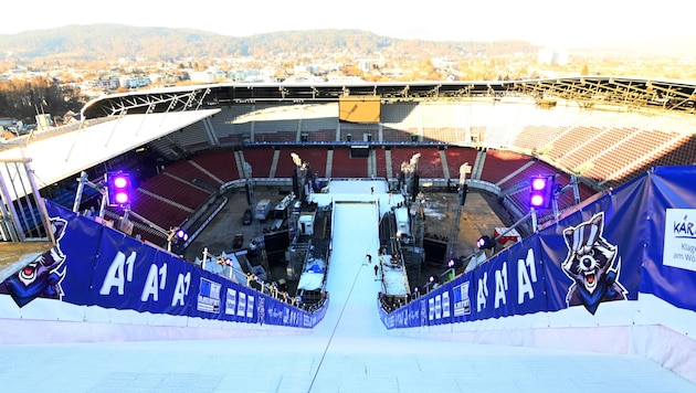 Die Big-Air-Schanze im Klagenfurter Stadion ist bereit für die Weltcup-Asse. (Bild: f. pessentheiner)