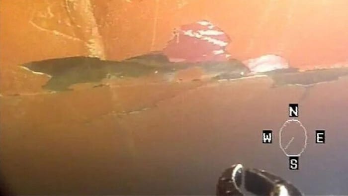 Eine der Unterwasseraufnahme der finnischen Polizei – sie zeigt die Schäden am Schiffsrumpf.