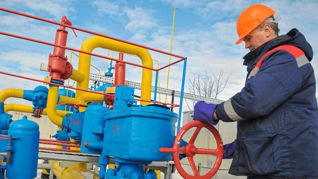 Due to the expiry of the relevant contracts, Ukrainian President Zelenskij stops the transit of Russian natural gas as of the New Year (symbolic image). (Bild: EPA/Pavlo Palamarchuk)