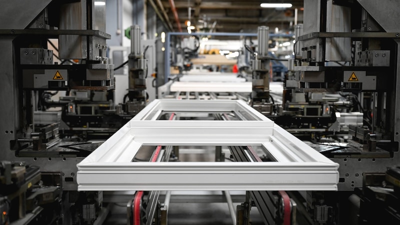 Internorm's window production in Traun: The brand's business model is very different to that of Neuffer, where sales are exclusively online. (Bild: Wenzel Markus)