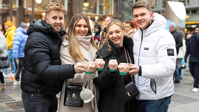 From left: Leon, Sarah, Lauren and Max celebrate on the New Year's Eve trail. (Bild: Urbantschitsch Mario)