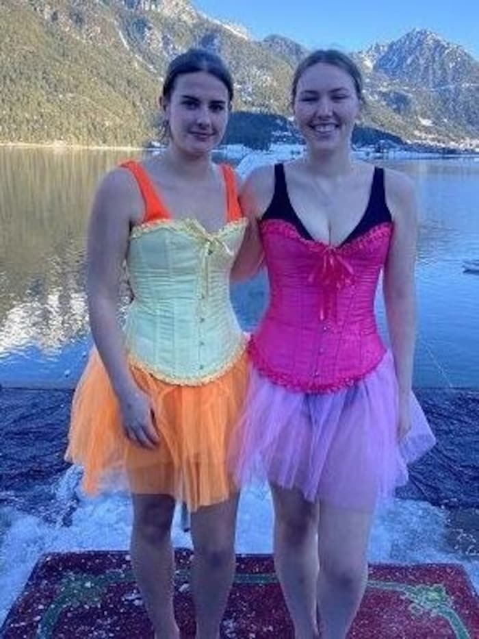 Badehose statt Skianzug lautete das Motto der Teilnehmerinnen und Teilnehmer am ...