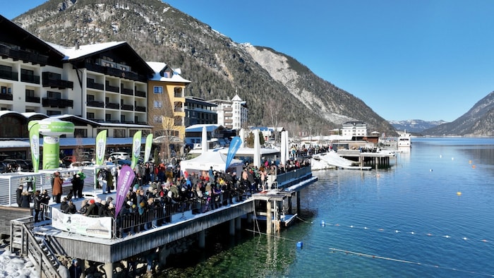 Das 22. Silvesterschwimmen am Achensee zog eine große Schar an Schaulustigen an.