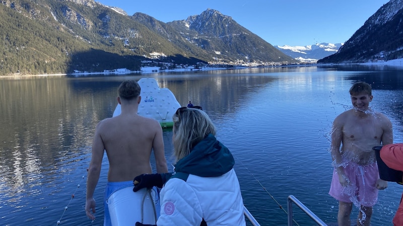 Before jumping into the water, the swimmers were toughened up with a bucket of water. (Bild: Achensee Tourismus)