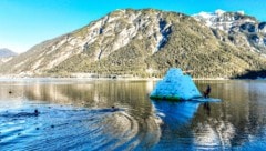 Lake Achensee is currently 5 degrees Celsius and the 50-metre swim required resistance to the cold and stamina. (Bild: Achensee Tourismus)