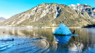5 Grad Celsius hat derzeit der Achensee, 50 Meter Schwimmdistanz erforderten Kälteresistenz und ...