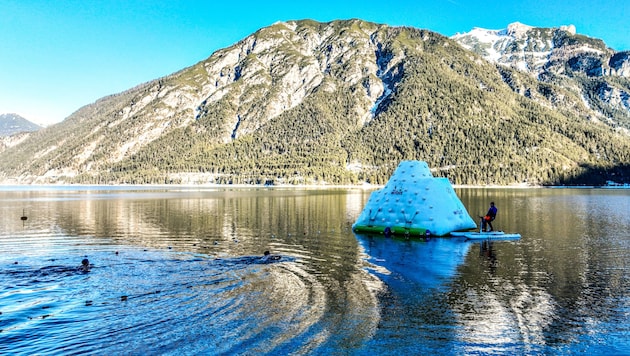 Lake Achensee is currently 5 degrees Celsius and the 50-metre swim required resistance to the cold and stamina. (Bild: Achensee Tourismus)