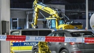 Die mutmaßliche Amokfahrt endete neben einem Autohaus in Baden-Württemberg. (Bild: APA/onw-images/Fabian Koss)