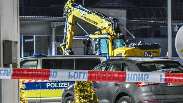 Die mutmaßliche Amokfahrt endete neben einem Autohaus in Baden-Württemberg. (Bild: APA/onw-images/Fabian Koss)