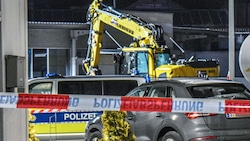 Die mutmaßliche Amokfahrt endete neben einem Autohaus in Baden-Württemberg. (Bild: APA/onw-images/Fabian Koss)