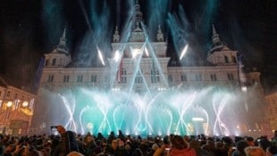 Der Hauptplatz von Graz war voll, die Handys wurden gezückt.  (Bild: Scheriau Erwin)