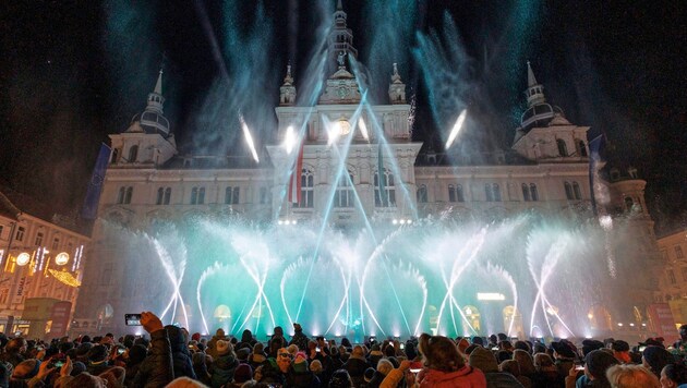 The main square in Graz was full, cell phones were pulled out. (Bild: Scheriau Erwin)