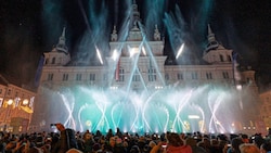 Der Hauptplatz von Graz war voll, die Handys wurden gezückt.  (Bild: Scheriau Erwin)