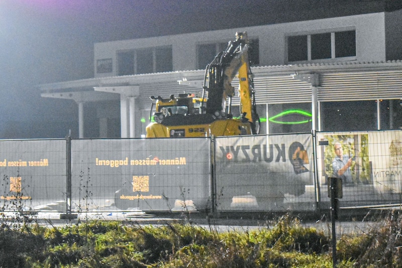 Der Fahrer des Baggers sei am Ende durch eine Schussabgabe gestoppt worden, bestätigte die Polizei. (Bild: APA/onw-images/Fabian Koss)