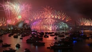 Mit einem spektakulären Feuerwerk in Sydney haben die Australier als eine der ersten Nationen ...