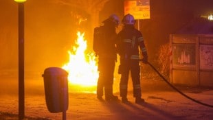 Ein Bild wie öfter in der Silvesternacht 2025, hier aus Wels: Ein Mistkübel bzw. ein Abfallcontainer wurde in Brand geschossen (Bild: Matthias Lauber/laumat.at)