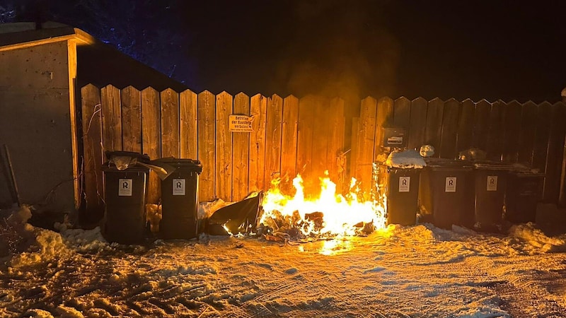 Hot fireworks caused a fire at a garbage collection point in a parking lot in St. Johann in Tirol at around 1.20 am. (Bild: zoom.tirol)