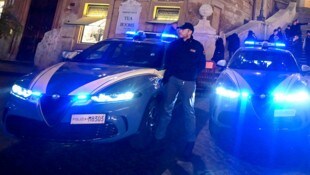 Nach Eintreffen der Carabinieri hat einer der Beamten versucht, den Mann per Warnschuss zu ...