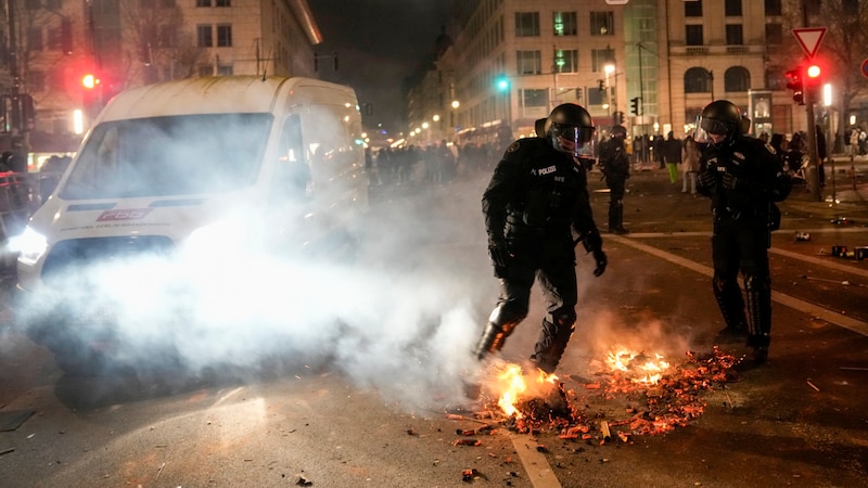 Polizeieinsatz in Berlin (Bild: AP)