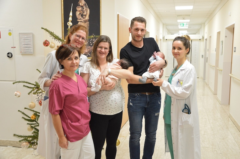 Neujahrsbaby Marie wird von Mama Selina Krainer gehalten, Papa Alexander Prasser freut sich über Ben. (Bild: KATJA KOMMT – Katja Kogler)