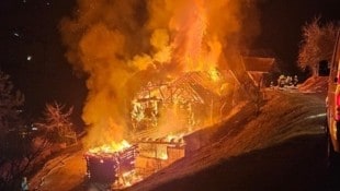 Das Flammeninferno am Bergbauernhof in St. Georgen am Kreischberg wurde durch einen brennenden Akku eines Spielzeugautos ausgelöst. (Bild: BFV Murau)