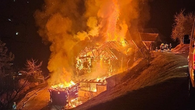 Das Flammeninferno am Bergbauernhof in St. Georgen am Kreischberg wurde durch einen brennenden Akku eines Spielzeugautos ausgelöst. (Bild: BFV Murau)