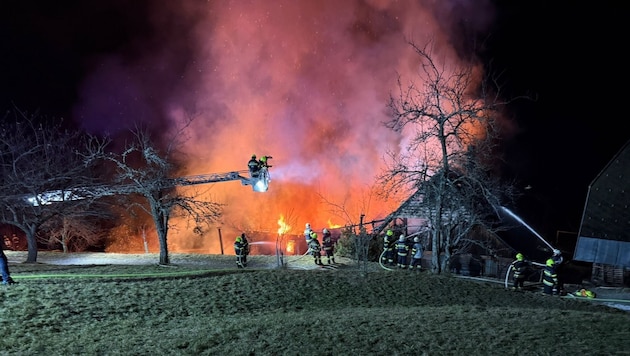 Riesen-Einsatz der Feuerwehr – das Haus konnte aber nicht gerettet werden.  (Bild: BFV Murau)