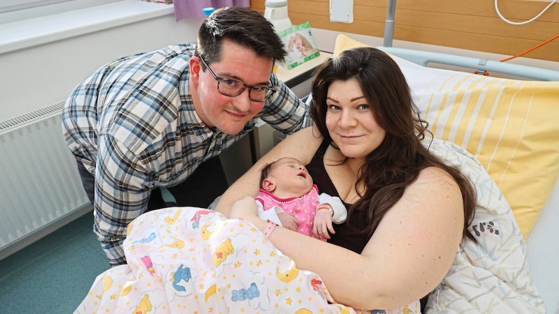 Glückliche Familie: Christoph und Jana Hassler mit der kleinen Luisa.  (Bild: Jauschowetz Christian)