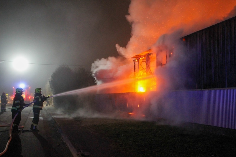 84 Helfer waren bei dem Vollbrand im Einsatz. (Bild: Alexander Flaschberger | BFKDO Oberwart)