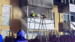 Pyrotechnik dürfte den Brand ausgelöst haben. (Bild: Freiwillige Feuerwehr Henndorf)