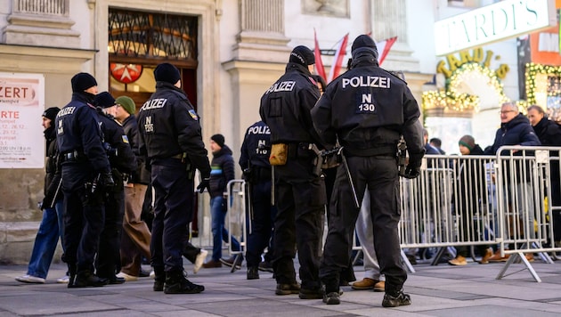 Thousands of emergency calls were received by the emergency services on New Year's Eve - it was also turbulent in the city center of Vienna. (Bild: APA/MAX SLOVENCIK)