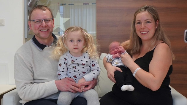 New year, new happiness! Little Frederik with mom Sandra and family after the spontaneous birth at the provincial hospital in Amstetten - both are doing well. (Bild: LK Amstetten)