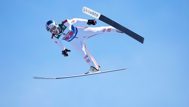 Tour overall winner Daniel Tschofenig is one of Austria's hot favourites at the jumping events in Sapporo and then at the Nordic World Championships in Trondheim. (Bild: AP)