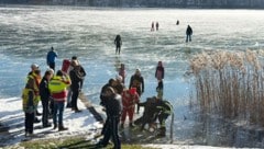 Auf einer Rodel wurde der Mann zum Ufer geschoben. (Bild: zoom.tirol, Krone KREATIV)