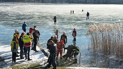 Auf einer Rodel wurde der Mann zum Ufer geschoben. (Bild: zoom.tirol, Krone KREATIV)