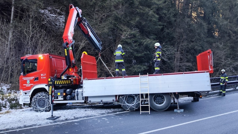 Mittels Kran wurde das Unfallfahrzeug geborgen. (Bild: FF Neumarkt in der Steiermark)