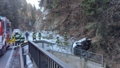 Das Auto kam auf der Beifahrerseite zu liegen. (Bild: FF Neumarkt in der Steiermark)