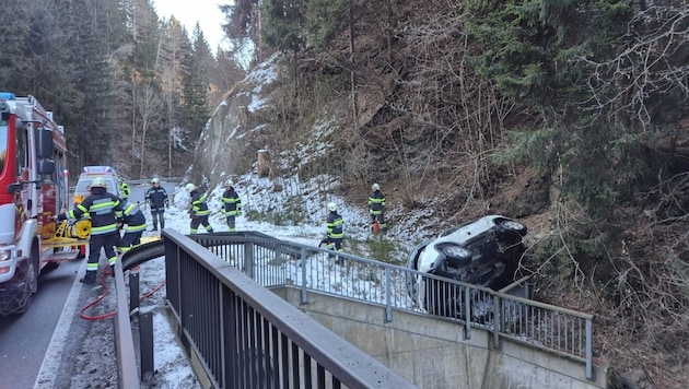 Das Auto kam auf der Beifahrerseite zu liegen. (Bild: FF Neumarkt in der Steiermark)