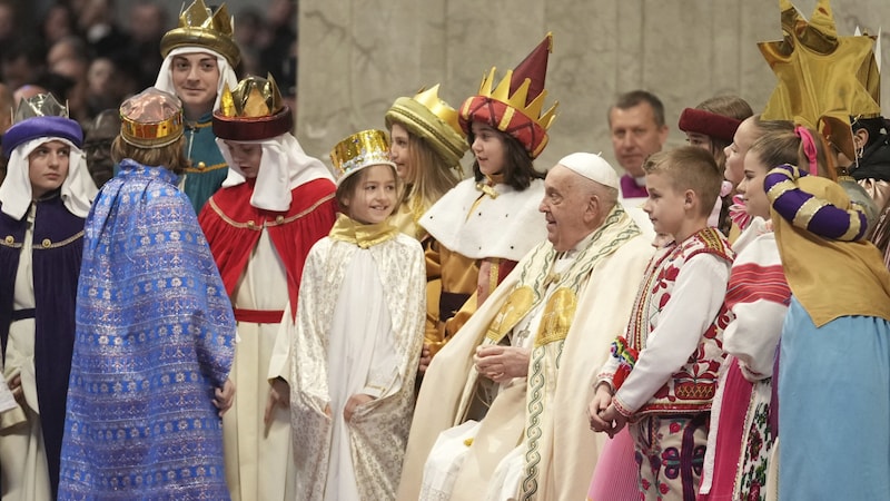 Pope with children (Bild: AFP/Andreas Solaro)