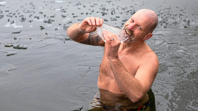 Eisbadeprofi Stefan Kübler leitet die Gruppen an. Und geht selbst gerne ins Wasser. (Bild: Urbantschitsch Mario)