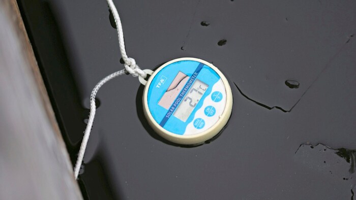 The thermometer shows a water temperature of 2.7 degrees