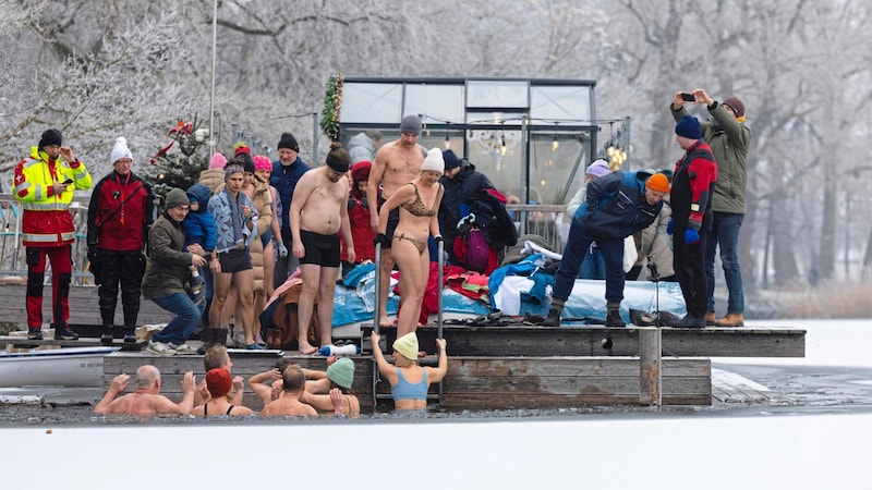 Vorbereitungen am Steg. Die Wasserrettung hat ein wachendes Auge. (Bild: Urbantschitsch Mario)