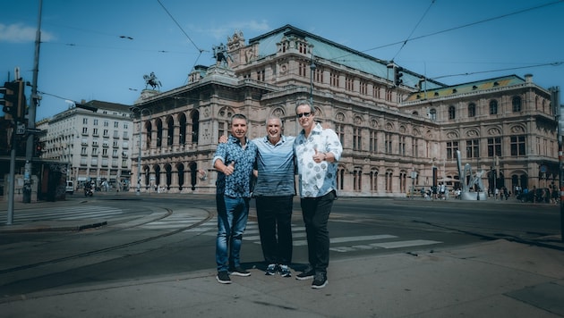 Zum gemeinsamen 20-Jahre-Jubiläum spielen Toni Matosic, Hans Krankl und Thomas Schreiber (v.l.) mit Monti Beton in der Wiener Staatsoper. (Bild: Alfred Weber)