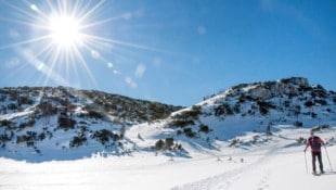 Zahlreiche Wanderer und Wintersportler starten ihre Tour auf die Rax am Parkplatz am Preiner Gscheid. Hier gibt es jedoch seit 1. Jänner um 80 Parkplätze weniger, da es derzeit keine Einigung mit dem Privatbesitzer und der Gemeinde Neuberg an der Mürz gibt.  (Bild: Doris SEEBACHER)