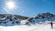 Zahlreiche Wanderer und Wintersportler starten ihre Tour auf die Rax am Parkplatz am Preiner ...