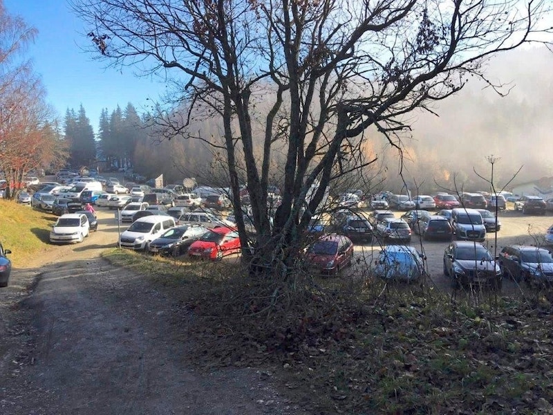 Especially when the weather is nice at the weekend, the parking lot at Preiner Gscheid is already full in the late morning. (Bild: Barbara Winkler)