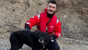 Die neugierige Hündin Sarah wurde von der Feuerwehr aus dem eiskalten Schotterteich gerettet. Unterkühlt, aber sonst wohlauf.  (Bild: Freiwillige Feuerwehr Wiener Neustadt)